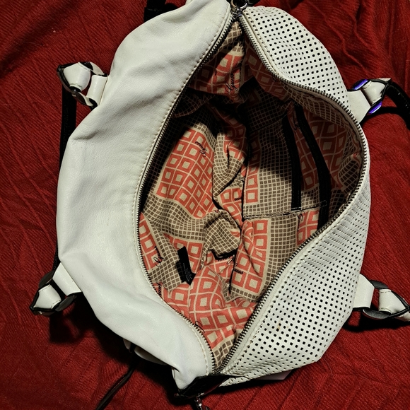 Guess Large Tote/Crossbody - Picture 4 of 12